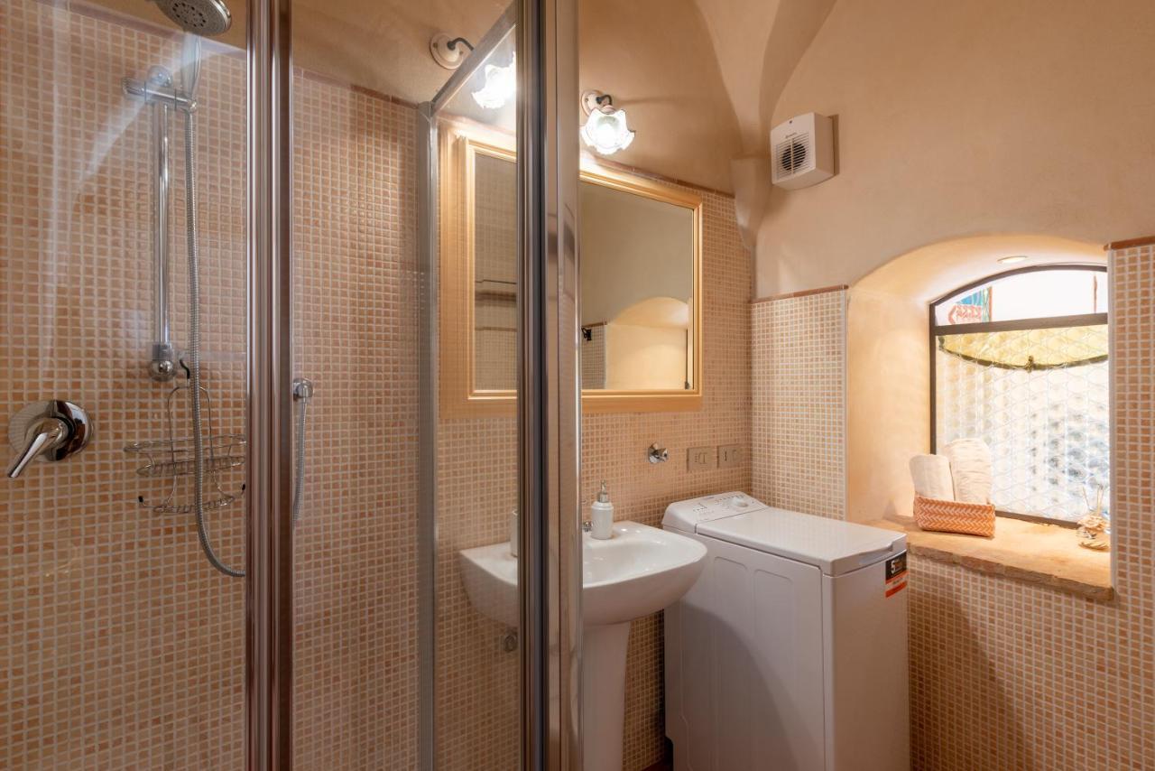 In Centro Citta, Nei Vicoli Del Borgo